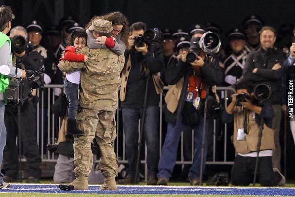 一位空軍軍官在美國球賽紐約巨人隊大戰綠灣包装工隊的時候，忽然出現給他的家人一個大大的驚喜。