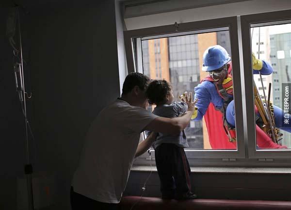 一位在巴西圣保罗（Sao Paulo）的洗窗清洁工摇身一变成为超级英雄，鼓励一个生病的孩子要快点好起来。