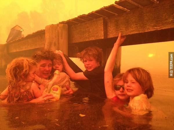在澳洲的大火災中，這位勇敢的奶奶帶著她的孫子、孫女們從致命的大火中在水裡面避難。