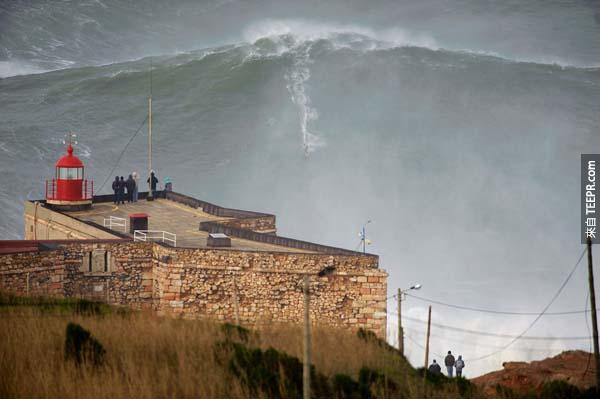 加勒特·麦克纳马拉（Garrett McNamara ）尝试在葡萄牙最大的海浪上试图打破冲浪金氏世界纪录。