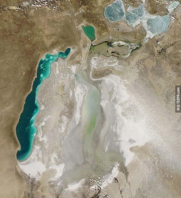 11.) 南鹹海烏茲別克斯坦 (South Aral Sea， Uzbekistan):  30年前，這片海域是全世界第四大的湖泊。 現在，鹹海是有原來大小的10％。 鹹海被分成北部和南部，而現在已經有很多的企業在海底下挖石油和天然氣體。