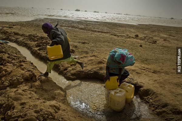 17.) 乍得湖 (Lake Chad): 這個座湖就在乍得，尼日爾，尼日利亞，喀麥隆之間。不知道為什麼，它乾燥地非常快。乍得湖已經在過去50年中失去了90％的水。
