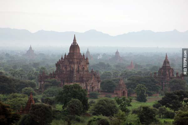 20.) 蒲甘，緬甸：這個巨大的複合體包括超過2,200寺廟和遺跡。近期，遊客參觀寺廟的數量已經逐漸擴大。之前，你有可能可以一個人在一個寺廟裡面，但是現在這個已經不可能了。