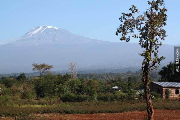 6.) 乞力馬扎羅山國家公園，坦桑尼亞 (Mt. Kilimanjaro, Tanzania): 在過去的150年裡，乞力馬扎羅山的冰原已經縮小很多了。現今只剩下原始雪原的10%。所有的雪有可能會在接下來的10年內完全消失。