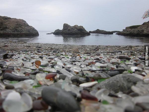 多年來，海浪不停的衝擊海灘上的垃圾。