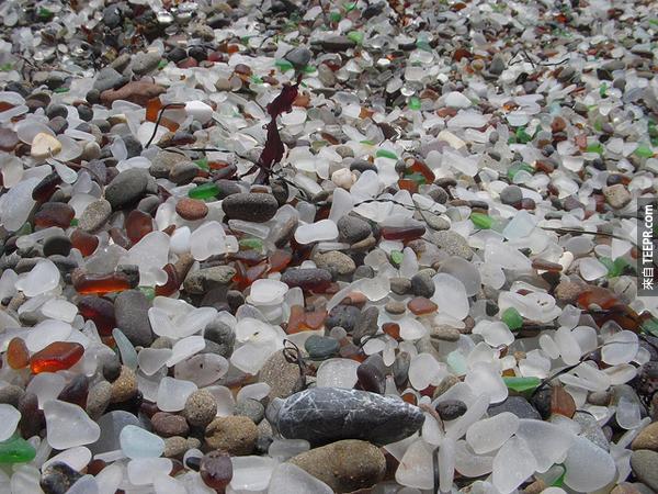 这座海滩不是全世界唯一的一座玻璃石头海滩。