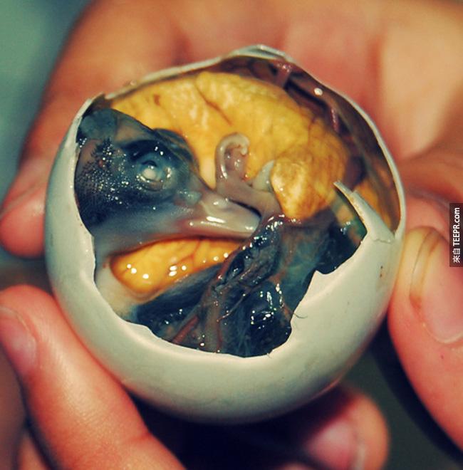 1) 鴨仔蛋 (Balut) – 還在蛋裡面生長的小鴨子被直接煮熟。這是在東南亞一道常見的下酒菜。