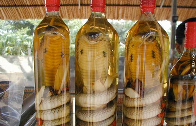 2) 眼鏡蛇心臟 - 在越南的河內蛇村，他們會把一隻活的眼鏡蛇的心臟扯出來，然後放在一個碗裡面給你吃 (照片裡面的是眼鏡蛇酒)。