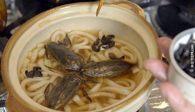 3) 蟑螂湯 - 我一輩子有幾次吃飯時有在我的菜裡面找到蟑螂 (小隻的)，但是我沒有想到會有人特別點這道菜。我最怕的就是蟑螂，特別是那種懷孕的而且還會飛...想起來都讓我起雞皮疙瘩。