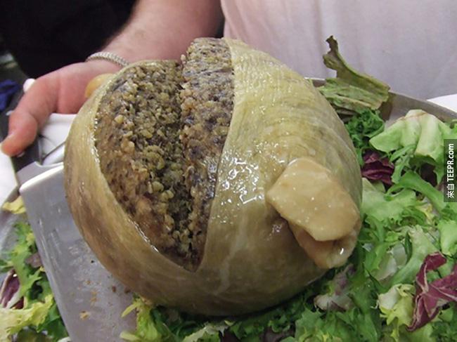 5) 肉餡羊肚 (Haggis) – 這個傳統的蘇格蘭菜色的作法就是把羊的胃塞滿著切碎的羊肝臟、肺、心臟、麥片、洋蔥，還有其它的香料。