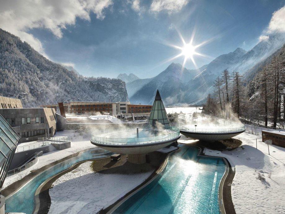 水半球 (Aqua Dome)，奧地利  這個旅館是坐落在21000英尺阿爾卑斯山頂上的度假勝地。酒店裡提供豪華的水療中心 (溫泉) ，因此你可以一邊泡溫泉，一邊在21,000英呎的山中觀賞日出。