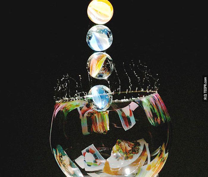 7) 一個彈珠落在一個泡泡上。