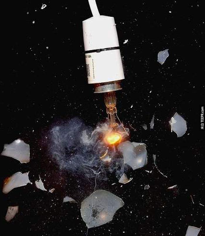 14) 電燈泡爆炸。