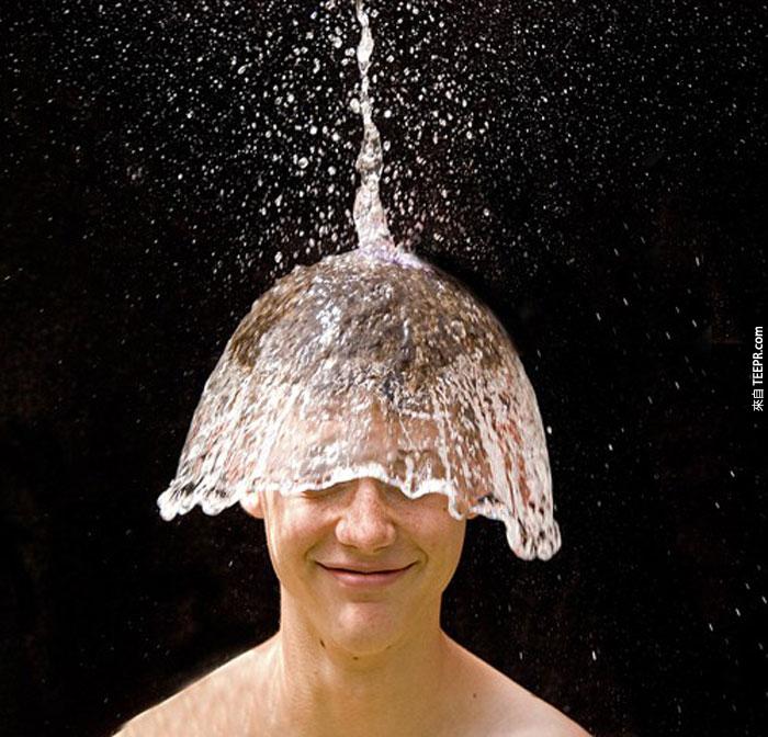 19) 洗澡的時候水落在頭上的時候。