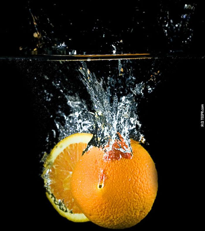 39) 切開的柳橙落在水裡。