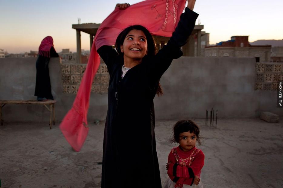 10歲的葉門小女孩在得到跟她指腹為婚的成人丈夫離婚核准而開懷地笑。