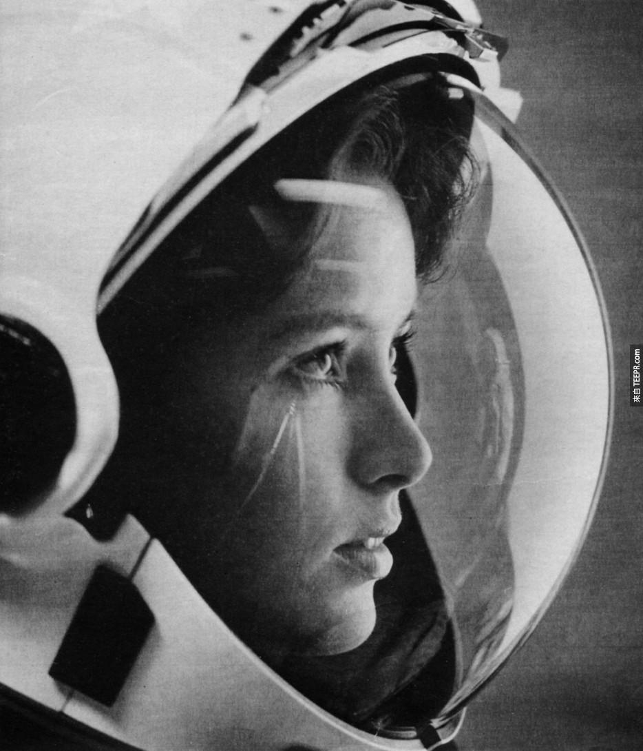 太空人安娜·菲舍爾看著浩瀚宇宙裡的無數星星。