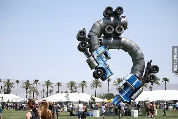 15.) Big Rig Jig: 設計師 Mike Ross。這座高50公尺的作品真的有用兩台扭曲的垃圾車做的。太不可思議了！