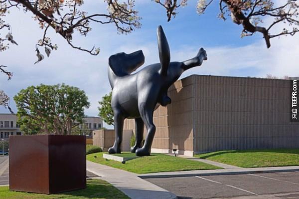 5.) 壞狗 (Bad Dog): 設計師 Richard Jackson。這個大型建築位在加州洛杉磯的橘郡藝術博物館。