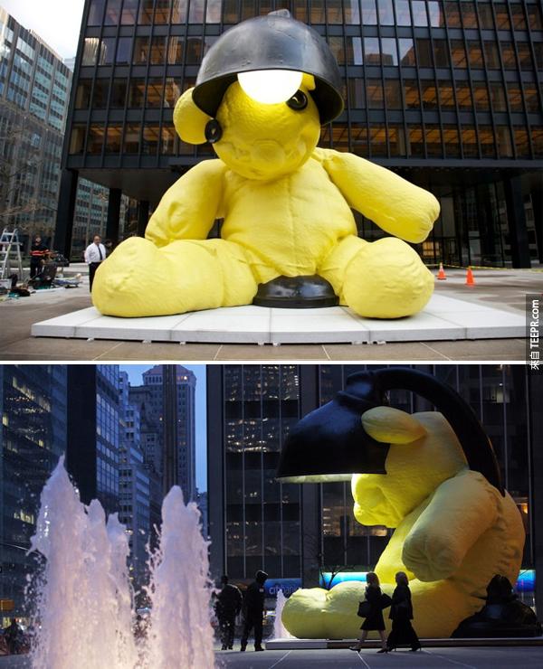 6.) 巨大的黃色泰迪熊: 設計師 Urs Fischer。這個作品位在紐約市，2011年的作品。用銅做的，高23公尺。