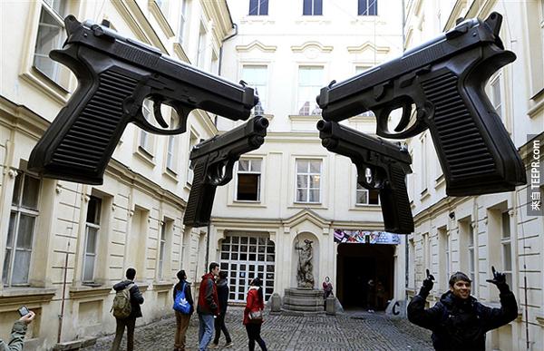 8.) 槍枝 (Guns): 設計師 David Cerny。這件捷克的作品是為了表示暴力的無謂。