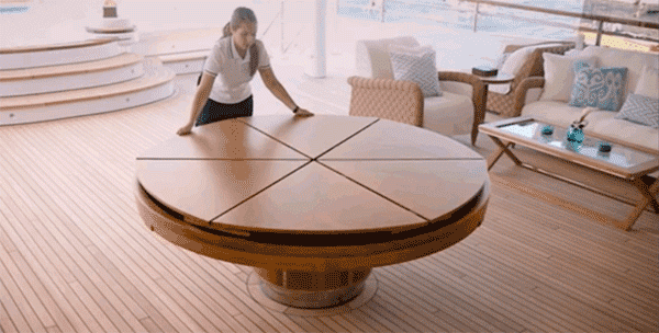 1.) 弗萊徹擴展桌 (The Fletcher Capstan Table): 幾秒鐘，這個桌子就可以變成一倍大。