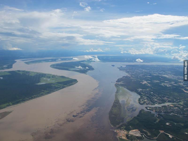 5）內格羅河 (Rio Negro) 和裡約Solimoes (Rio Solimoes）在巴西馬瑙斯的合流點。