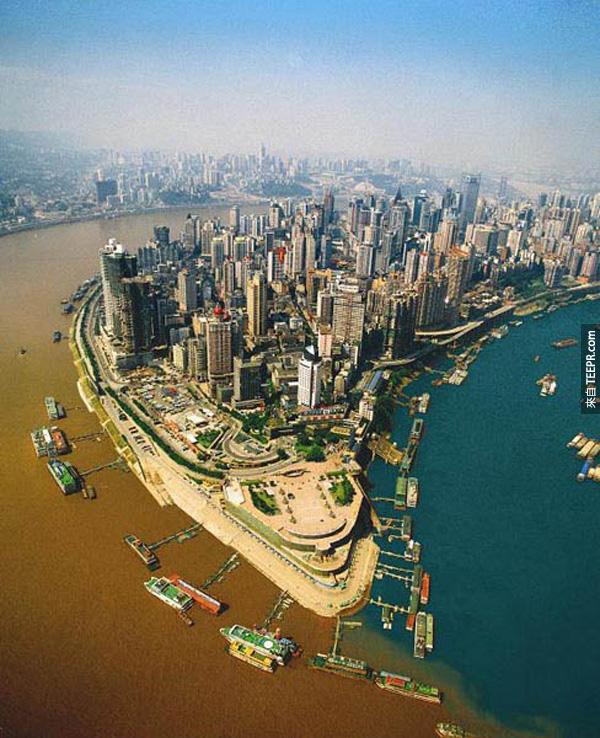 6) 嘉陵江和長江在中國重慶的合流點。