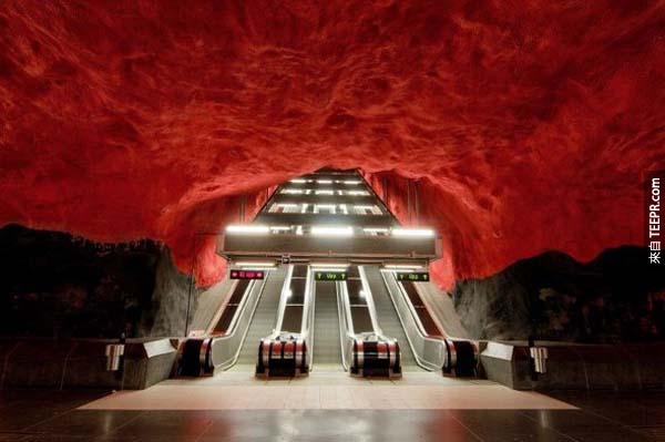 很多車站裡面的顏色主題是用亮紅色。