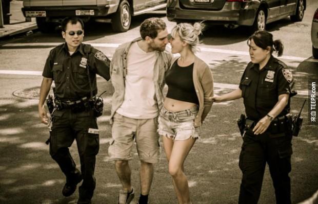 23. 一對情侶因塗鴉而被拘捕。被拘捕時還時濃情蜜意。