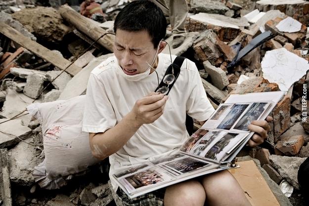 3.  四川大地震的生存者發現一本完整無損、記載過去生活的相簿。