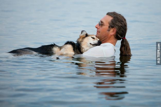 9. 主人在水中輕輕的撫抱愛狗，以減輕愛狗關節炎的疼痛。