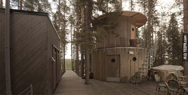 如果你住在TreeHotel，你也可以用他们的三温暖、热水浴缸，和休息共用空间。