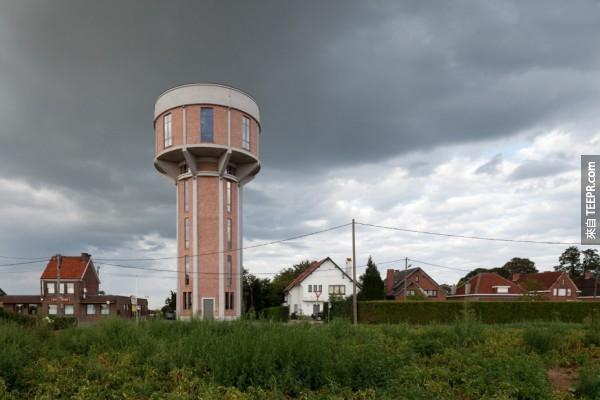 這100英尺（30米）高的水塔位於比利時Steenokkerzeel小村莊。它是在1938年和1941年間建立的。