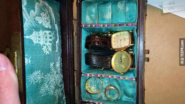 09 - contents of jewelry box