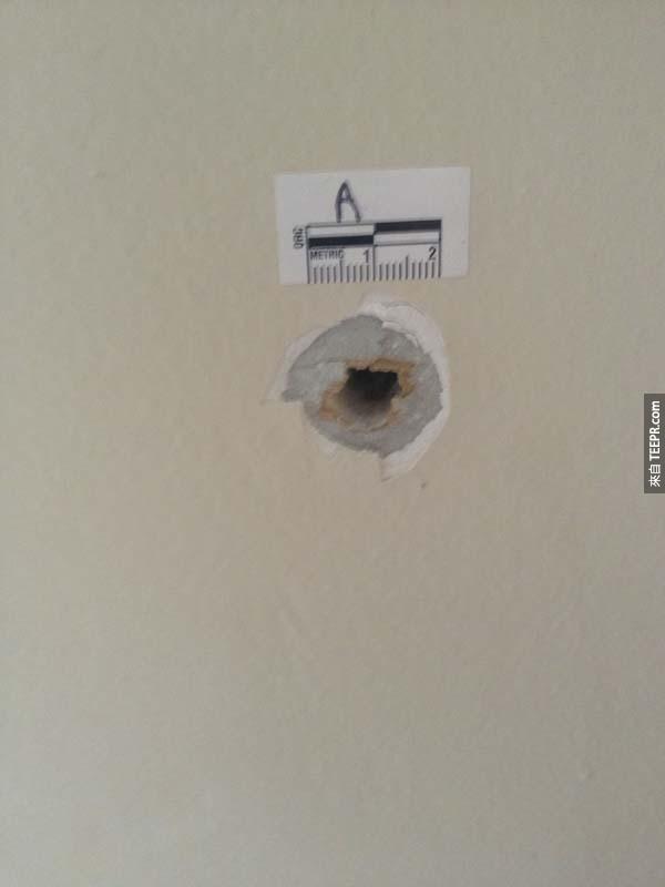 一顆子彈直接射穿他的外牆，然後打入他的房間裡面的內牆。