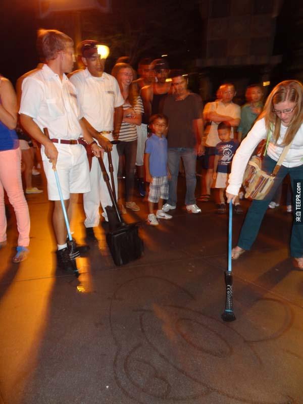多練習才會進步！ 有一次這張照片裡的女孩來到迪士尼樂園看到當地的服務人員在表演，因此她就詢問可不可以讓她試試看。後來清潔工才發現到原來這名女生也是迪士尼的員工呢！