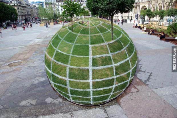 巴黎有一座公園，運用視覺特定的角度，將草地設計成一個地球的形狀，從這邊望過去，就好像是一個立體的地球，是不是很神奇呢？