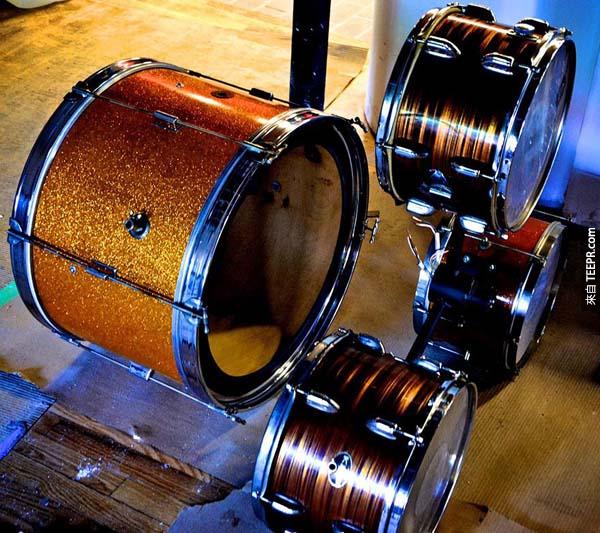 5.) 一组旧旧的鼓也可以变成超酷吊灯!