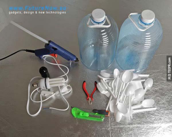 4.) 結合塑膠湯匙與水壺也可以做出一盞很棒的吊燈。