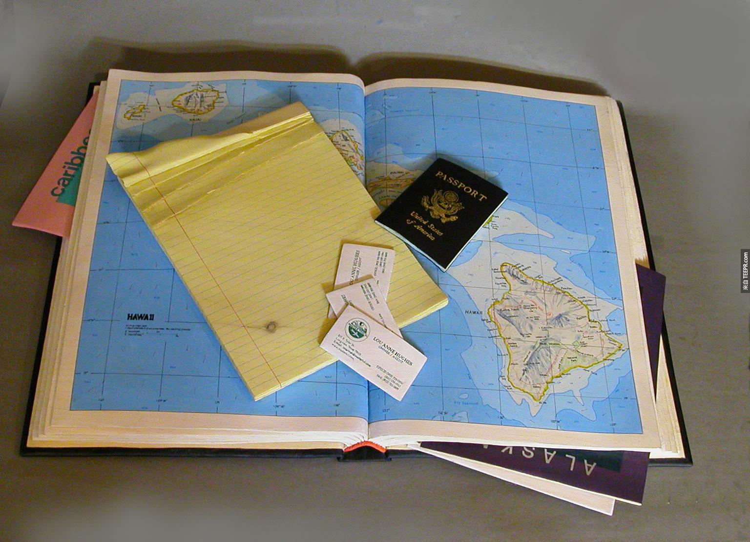 地圖和旅行證件。