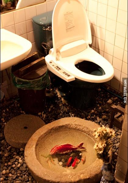 8. 錦鯉池廁所