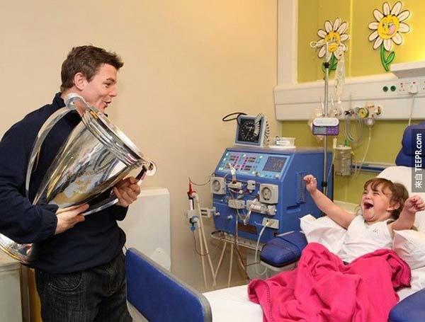 26.) 橄榄球员Brian O’Driscoll 来探访他医院中的超级粉丝。