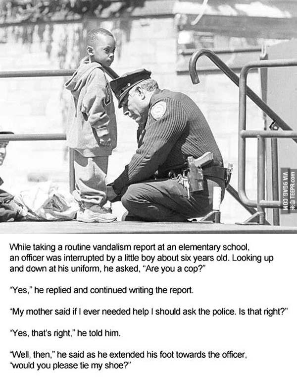 30.)  有一些警察總是做得比他們需要的還要多。這個小朋友問警察可不可以幫他綁鞋帶。這名善心的警察義不容辭地幫助這名小朋友。