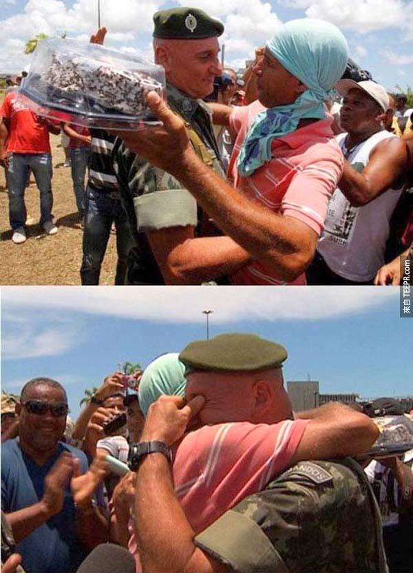 45.) 在巴西的抗爭期間，一位警察要求抗議者不要在他的生日打架，因此他們給了他一個很大的驚喜。
