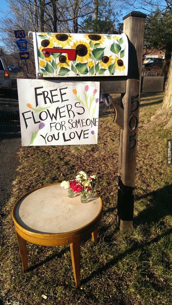 6.) 在情人节这一天，一位陌生人提供了花朵，让大家有机会送花给喜欢花的人。