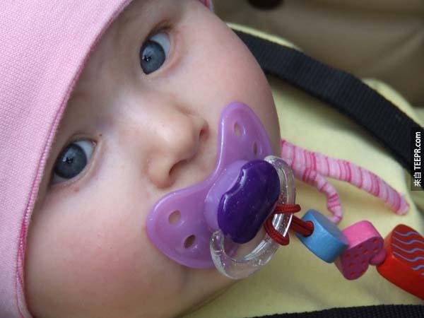 4.) 多数的宝宝一出生眼睛就是蓝色的，暴露在阳光下，它们真正的颜色才会形成。