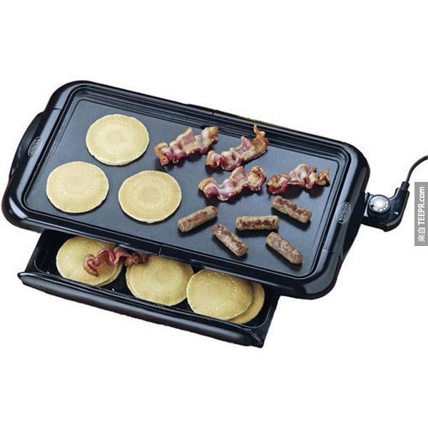 7.) 這個烤盤有一個祕密的保溫抽屜，可以幫你的早餐保溫。