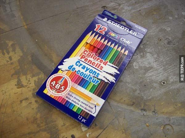 他買了一盒彩色鉛筆。