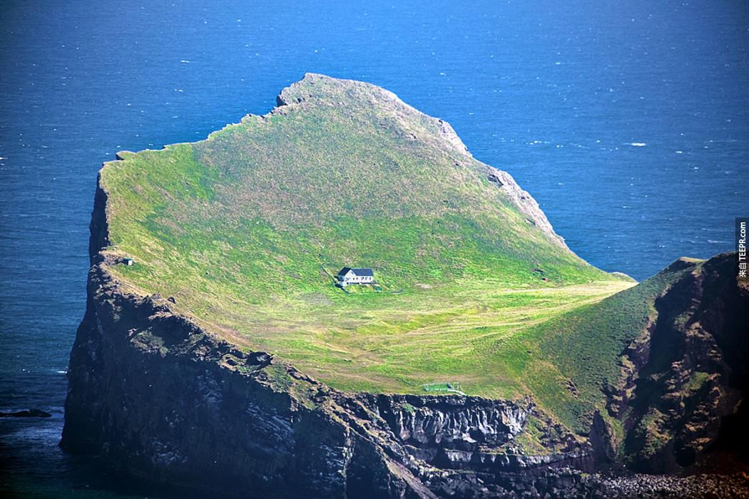 这是Elliðaey 岛上的唯一个房子。在300年前，这座岛上住了5个家族，而他们就靠着捕鱼、养牛，和猎悬崖上的海雀为生。
